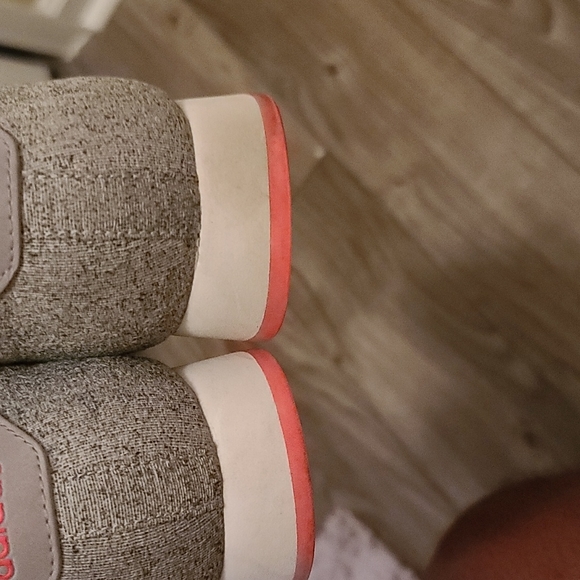 Very lightly worn Adidas - Picture 5 of 12